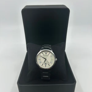 Emporio Armani klocka/ unisex / rostfritt stål - Emporio Armani klocka/ unisex / rostfritt stål  Skick: nytt batteri och fint skick.  Fås med en klockbox (inte alltid nödvändigtvis den som är på bild om det inte är original som tillhör klockan).   Kolla gärna in våra andra klockor i profilen :)  Villkor mm finns i profilen Mvh Refinedwatches  Övrigt skick enligt bilder.  Tveka inte att fråga om du undrar något.  Villkor mm finns i profilen Mvh Refinedwatches