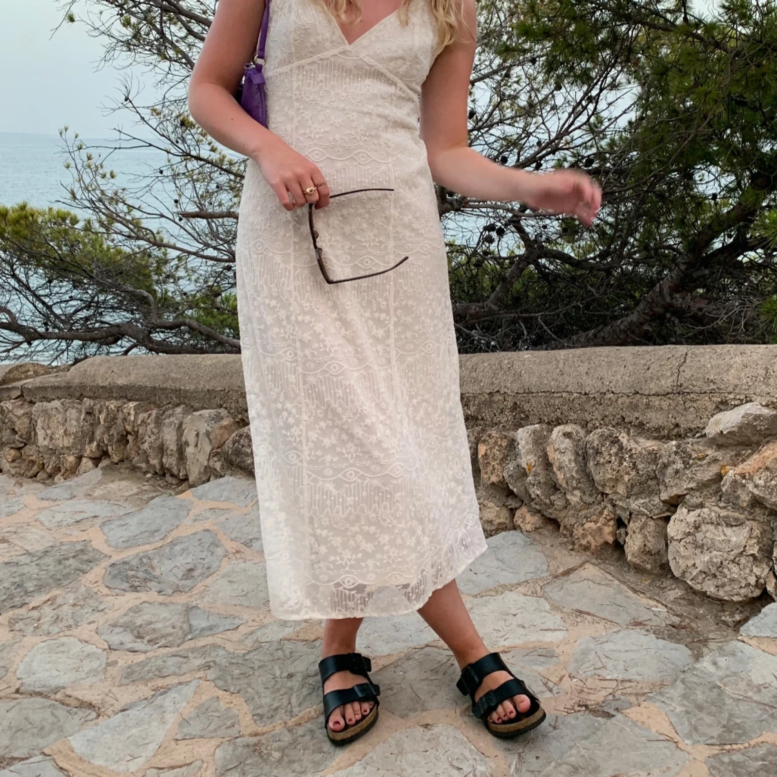 Vit spetsklänning med smala axelband