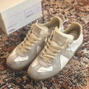 Maison margiela Gats  - Tjena! Nu finns dessa tvär feta Maison margiela Gats skorna i färgen vit till salu! Dem är i mycket bra skick utan några skador utöver dem vanliga tecknarna på användning:) OBS dem är INTE äkta! Allt OG medföljer som box och dustbags mm. MVH// Abbe