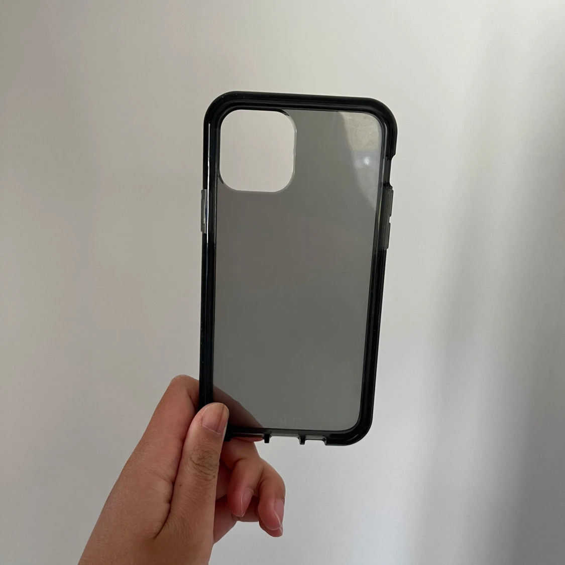 Iphone 11 pro. Transparent mobilskal med svart kant från Holdit