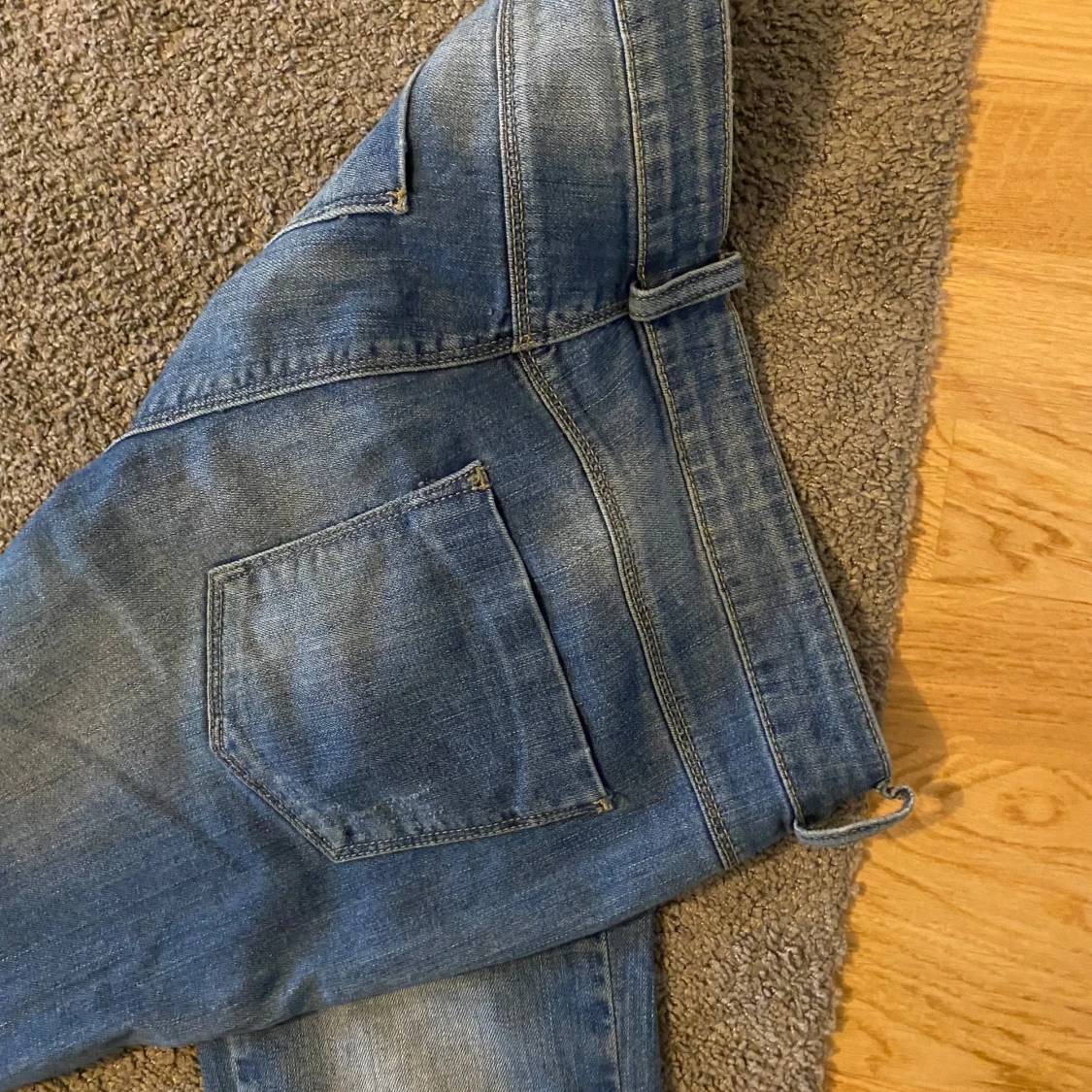 Låg midjade blå bootcut jeans med slitningar  - 2