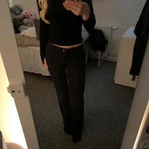 lågmidjade jeans  - färgen har blivit lite ljusare pga tvätt 