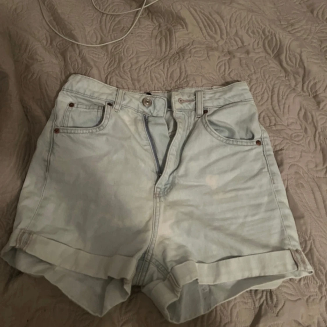 Ljusblå jeansshorts med upprullad kant