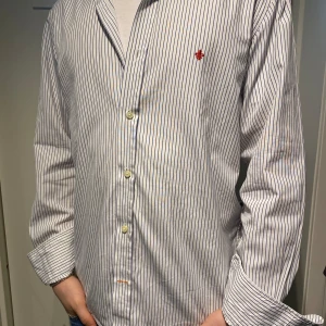 Morris skjorta - Jag säljer nu min Morris skjorta 👔 Storlek: M(modell vanlig), Skick 9/10, Mitt Pris 499kr och Ny pris 1200kr. Fraktar alltid inom 48h📦 Hör av er om ni undrar nåt!