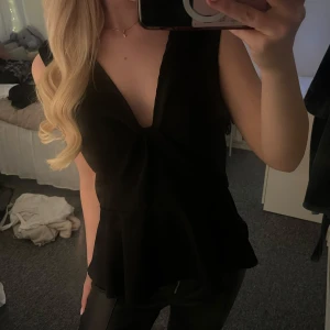 v-ringad topp - axelvaddar på axlarna 