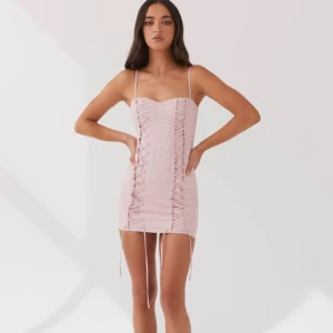 Rosa klänning - Helt ny slutsåld rosa klänning med lapp kvar från peppermayo. Storlek 40 men passar mig som brukar ha S/M. Köpte för 930kr. 