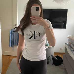 Vit Calvin Klein t-shirt - Vit Calvin Klein T-shirt. Strl XS, aldrig använd. Har dock tyvärr inte prislappen kvar