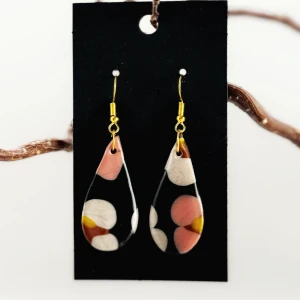 Handgjorda droppformade örhängen  - Unika handgjorda droppformade örhängen i polymerlera. Allergivänliga. 🔸Design: EXILED FROM LIGHT🔸