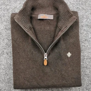 Morris half zip - Denna otroligt snygga half zip är perfekt för alla stilar! Den är nästan oanvänd och är i riktigt bra skick! Perfekt för dig som är riktad för att se riktigt stilig ut! Skriv vid funderingar!🌟