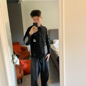 Svart overshirt från Vans med schackrutor och broderier - Köpte denna snyggingen för typ fem år sedan men aldrig använt, ser lowkey decent ut men är lite för liten. Passar bäst för dig som är absolut som längst lika lång som mig (runt 184,4 på en bra dag) Men skulle säga under 180 egentligen. Juste, den är storlek S vilket står för Small.