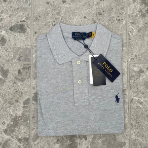 Ralph Lauren piké - Tja! Säljer nu denna otroligt snygga Ralph Lauren pike. Den är sprillans ny med lappar och påse kvar (köpt för någon månad sedan på Zalando och har varit helt oanvänd sedan dess). Perfekt inför sommaren! Storlek M. Ger rabatt vid köp av 2 eller fler plagg och fraktar alltid snabbt, mvh😊