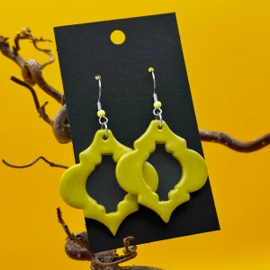 Gula statement-örhängen - handgjorda - Handgjorda i polymerlera, allergivänliga. 🔸Design: CHALK OUTLINES🔸