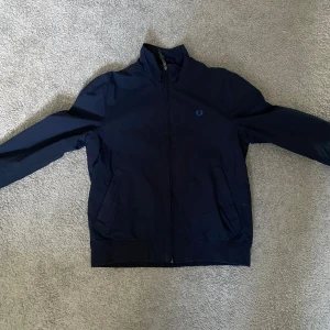 Fred Perry jacka  - Säljer min vår/höst jacka från fred Perry då den blivit för liten. Jackan funkar perfekt på sommarkvällar och är ganska tunn.  Jackan är i storlek M och är i bra skick. 