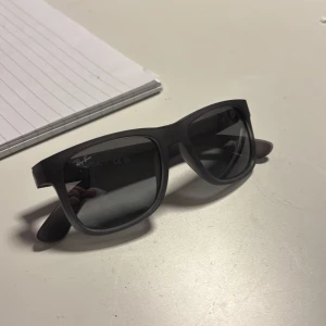 Svarta solglasögon från Ray-Ban - Säljer nu ett par Rey Ban Justin RB4165. Solglasögonen är köpta i slutet på förra sommaren och knappt använda, de är i ett väldigt gott skick utan något slitage. Hör gärna av dig vid frågor eller minsta intresse.😊😊