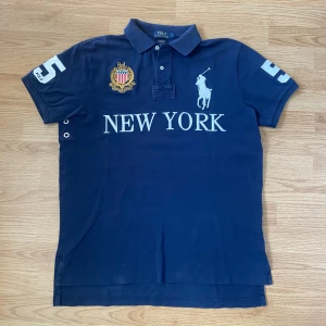 Ralph Lauren New York Polo / Pike - !skicka bud för snabb affär! Stilren Ralph Lauren New York pike, storlek L i bra skick. Skriv om ni undrar någonting 📲