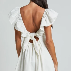 Studentklänning  - Superfin klänning perfekt till studenten eller skolavslutningen. Slutsåld på hemsidan där den köptes. Endast testad och prislapp kvar! Storlek 36☺️