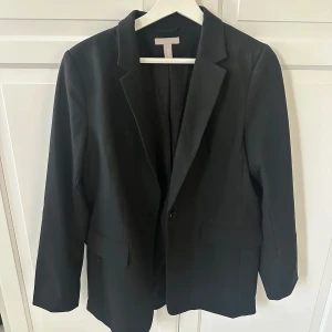 fest kavaj  - säljer denna super fina och snygga kavaj ifrån hm då den tyvärr inte kommer till användning längre 🌸