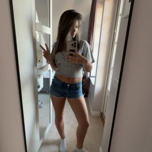 Blåa jeansshorts - Säljer ett par lågmidjade blåa jeansshorts🫶🏼 Jätte snygga på och sitter väldigt fint. Säljer på grund av att de inte passar mig💗💗