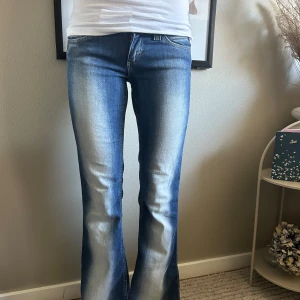 Weekday jeans  - Säljer mina jeans från weekday då de inte kommer till användning. Använd 1-2 ggr, så inprincip helt nya!🥂🤩storlek 26/30