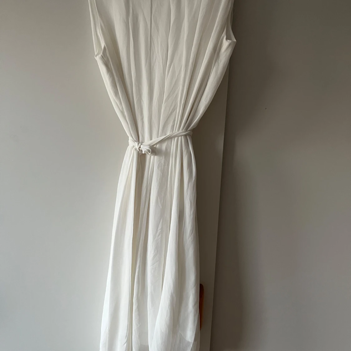 Vit ärmlös långklänning med knytband