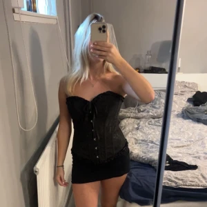 Svart korsett - En svart korsett i XS, endast använd under halloween så den är i väldigt bra skick! ⭐️