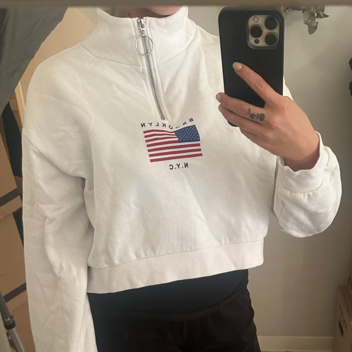 Vit croppad sweatshirt med USA-flagga