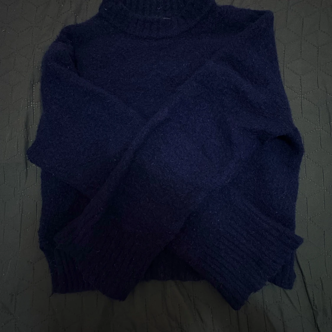 Mörkblå stickad tröja från C