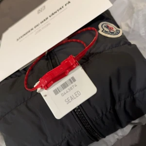 Svart pufferjacka från Moncler - Säljer en svart pufferjacka från Moncler med quiltad front och ärmar i mjukare material. Jackan har dragkedja framtill och Moncler-logga på bröstet. Perfekt för kyliga dagar och riktigt snygg till jeans. Ny pris {9600kr} som ni ser