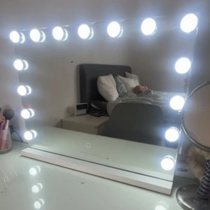 Sminkspegel med LED-belysning - en stor spegel med lampor på sig, spegeln har tre olika ljus kallt ljus, varmt ljus och dag ljus. märket är Bright Beauty men är osäker på vart jag köpte den någonstans. Org pris är runt 2500. Haft spegeln i runt 6 månader.