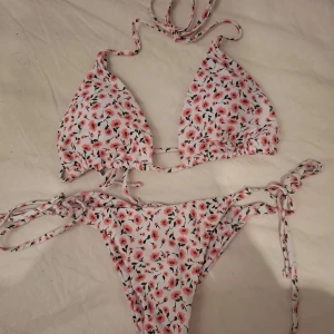 Blommig bikini stl M - Söt bikini storlek M passar mig som har Xs/S Helt ny