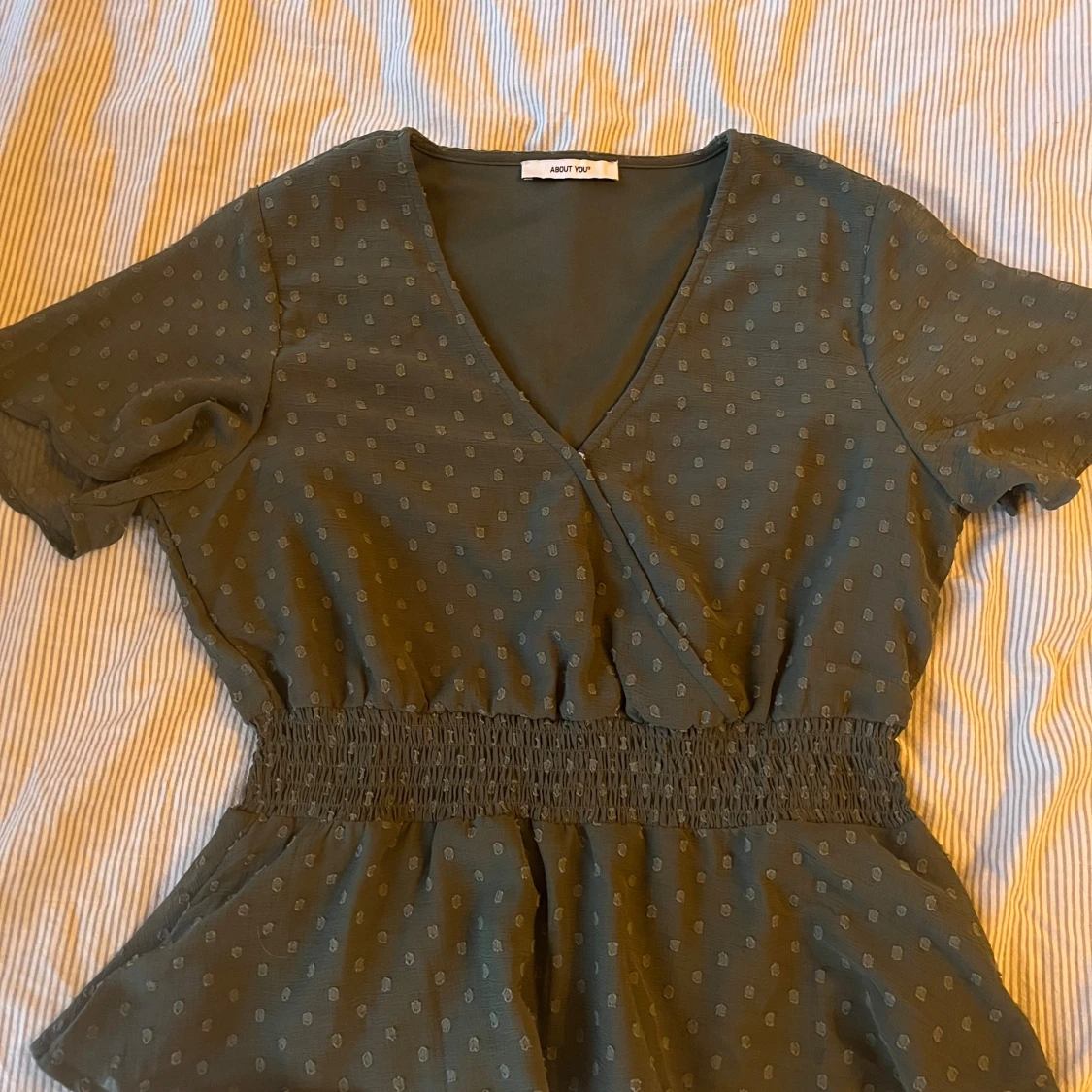 Grön blus med prickigt mönster från About You - 2