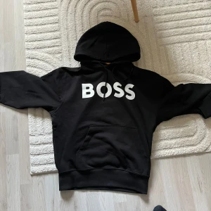 Hugo boss hoodie - Lite oversized Hugo boss hoodie. Helt ny nästan o knappt använd. Storlek M men lite bred