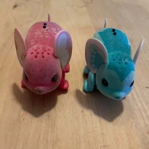 Två små levande leksaksmös  - Roliga och mjuka möss som ger ifrån sig söta ljud. Om du placerar den på golvet kommer den att springa från höger till vänster som riktiga möss. Avger även sina egna ljud 