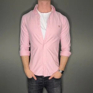 Ralph lauren skjorta - Hej säljer nu min fina Ralph lauren skjorta i storlek S. Den är i nyskick och kommer vara otroligt snygg nu i vår och framåt sommaren. Nypris cirka 1600kr! Vi kommer att sälja liknande produkter nu i vår och närmare sommar så glöm inte följa profilen!🌊🍾