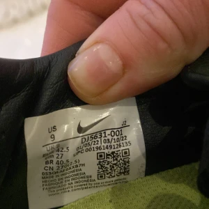 Nike fotbollsskor Air Zoom svart/gul - Säljer ett par svarta Nike Air Zoom fotbollsskor med gula detaljer och snörning. Skorna har en smal passform och är designade för bra grepp på planen med sina distinkta dobbar. Perfekta för dig som vill ha stilrena och funktionella skor till matchen.