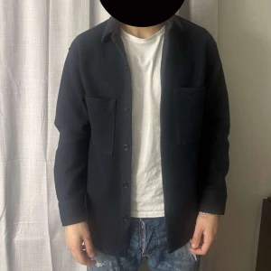 Overshirt mörkblå  - Super snygg mörkblå Overshirt från h&m passar för alla väder funkar utmärkt med en hoodie under också skriv för flera bilder 😁