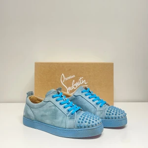 Louis Junior Spikes Orlato  - Junior spikes i sällsynta färgen panorama. Fläckar samt missfärgning i mockan (syns ej vid användning) annars gott skick. Alla nitar sitter kvar. Original låda, dustbag och extra snören tillkommer. Storlek 43.5 sitter något större. Orderbekräftelse finns och skickas på begäran. Priset är diskuterbart vid smidig affär!