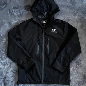 Arcteryx jacka - Säljer en helt ny svart skaljacka från Arc'teryx i storlek M. Jackan har huva, dragkedja framtill och GORE-TEX-material som gör den perfekt för blåsiga och regniga dagar. Snygg och funktionell med logga på bröstet och ärmficka. Storlek M, Skick 10/10, pris går att diskutera✅