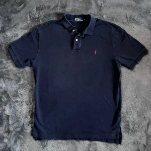 Ralph Lauren pike - Ralph Lauren pike i bra skick, storlek L men passar även M. Skick 8/10 lite solblekt, Storlek L. Perfekt till sommaren. Pris går att diskutera✅