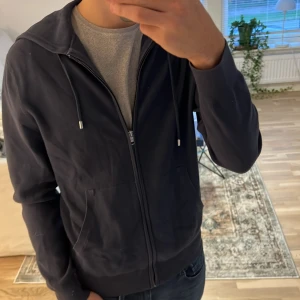 Mango man hoodie  - En fet hoodie från mango, priset kan diskuteras! Skick 10/10 inga defekter ingenting🙌