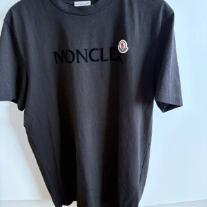 Moncler T-shirt  - Hej, säljer min T-shirt från moncler! Köpte den i februari på nk i stockholm, endast använd 1 gång. Har kvitto och tags kvar! 