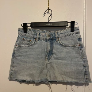 Ljusblå lågmidjad jeanskjol - Ljusblå lågmidjad jeanskjol, superfin och är i bra skick. Pris kan diskuteras🩵