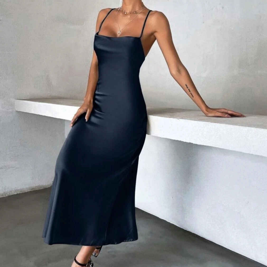 Mörkblå satinklänning med smala axelband - 4