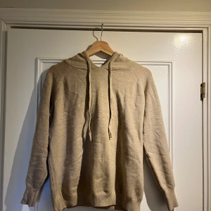 Beige/brun merinoull hoodie - Säljer nu min riktigt sköna och snygga merinoull hoodie då den var för liten när jag fick hem den. Tröjan är endast tvättad en gång och bara använd ett fåtal gånger. Köpte tröjan från ”Golden lamb” för 800 så säljer lite billigare här. Priset inte heller hugget i sten så går att sänka vid snabb affär. Mvh 