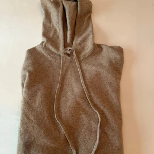 Kashmir ST Studios - Kashmir Hoodie sjukt snygg använd 1 gång säljs för den är för liten perfekt för sena sommar kvällar osv Storlek L men skulle säga den passar som M mest 