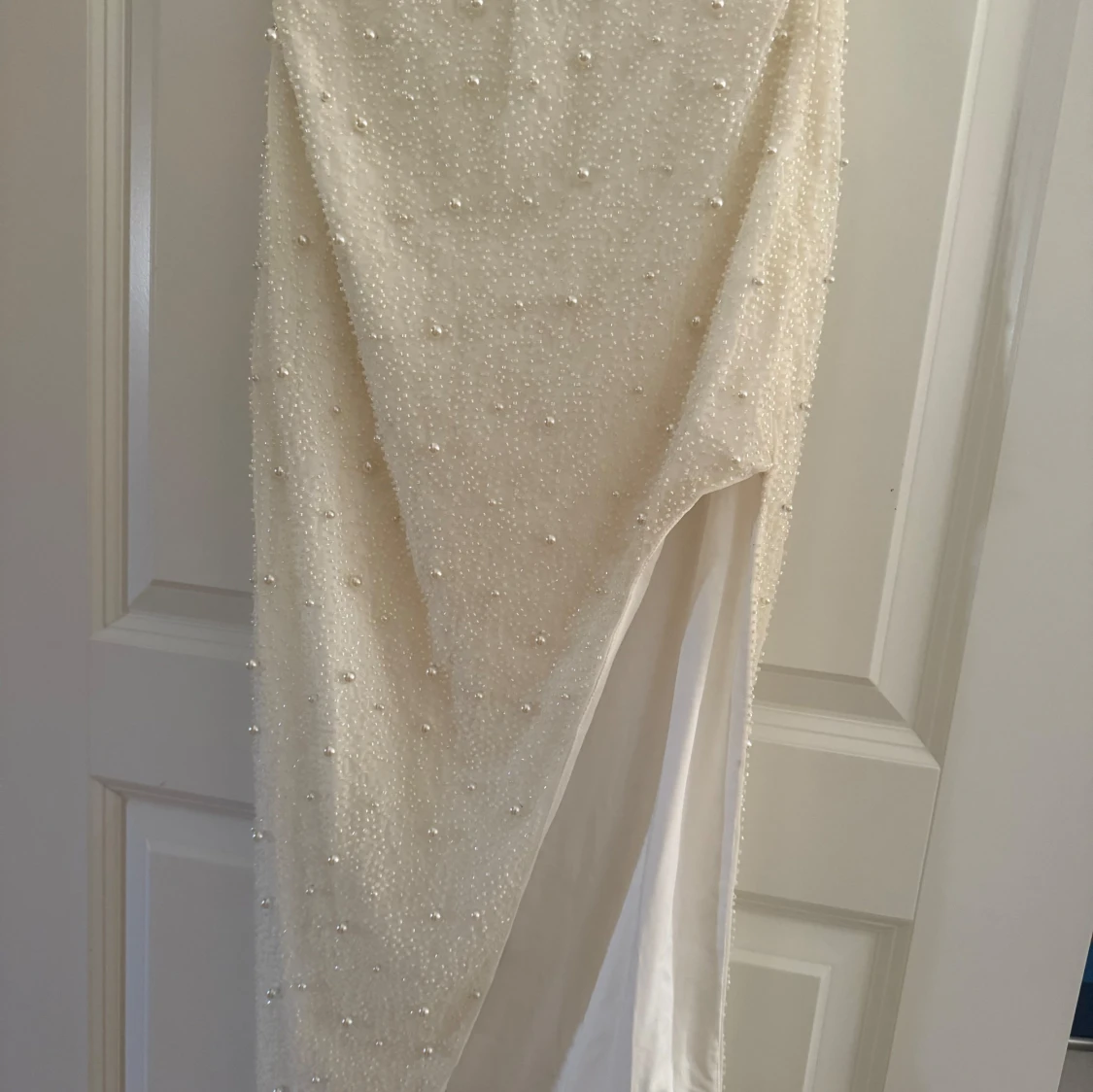 Vit pärlprydd långkjol med slits från ohpolly - 2