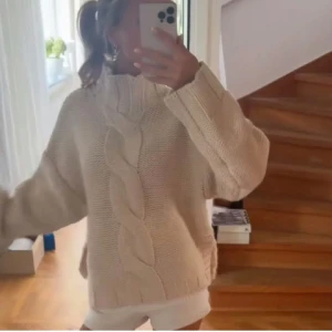 Beige stickad polotröja med flätmönster - Säljer nu denna super fina tröjan från zara som är helt slutsåld i alla storlekar och jätte eftertraktad❤️ använd 1 gång!
