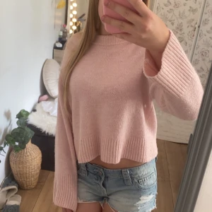 Ljusrosa stickad tröja  - Hejj jag säljer denna ljusrosa stickade tröjan pågrund av att den inte används🥰 den är i storlek 134/140 men sitter som en xs 💕 jättefint skick och använd 2 gånger! Inga defekter❤️ skriv om ni har några frågor! 