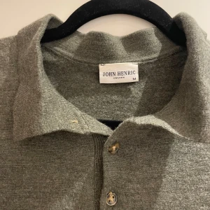 Merinoull John Henric - Snygg grå pikétröja från John Henric i 100% merinoull. Den sitter som en S men det står medium! 