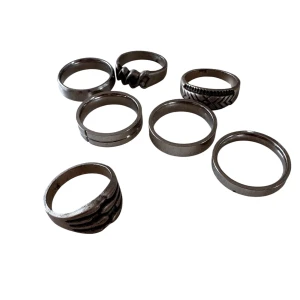 Set med 7 silverfärgade ringar - Säljer ett set med sju coola ringar i silverfärg, vissa med unika mönster och detaljer. Perfekt för dig som gillar att mixa och matcha olika stilar. Ringarna har både släta och graverade ytor och passar till alla tillfällen.